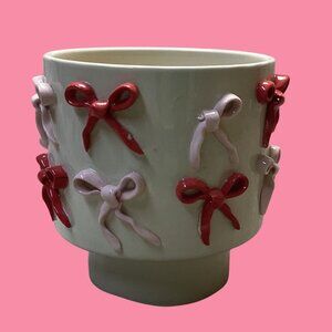 Ceramic‎ Vase With Decorative Bow Design